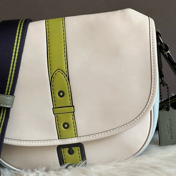 💰SOLD - C8481 - Coach Hitch Crossbody with Trompe L’oeil - Picture 4 of 12